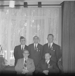 4118 Personeelsleden van de vleeswarenfabriek Hunink tonen hunnen Koninklijke Onderscheiding. , 1960-01-01