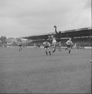 4294 Go Ahead. Voetbalwedstrijd in het Go Ahead stadion aan de Vetkampstraat., 1960-01-01