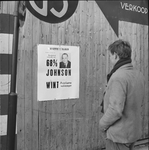 5392 Het Deventer Dagblad liet bulletins ophangen met de verkiezingsuitslag in Amerika, waarbij Johnson als winnaar uit ...