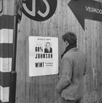 5393 Het Deventer Dagblad liet bulletins ophangen met de verkiezingsuitslag in Amerika, waarbij Johnson als winnaar uit ...