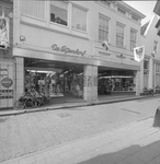 973 Het grote warenhuis De Bijenkorf van de fam. Gerritsma aan de Kleine Overstraat., 1945-01-01