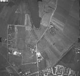 101 -LF Onder: Schalkhaar; boven: Douwelerkolk; links: sportvelden s.v. Schalkhaar; In het midden, van boven naar ...