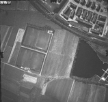 109 -LF Rechts: Rielerbad; Rechtsboven: Rivierenwijk, spoorbaan; Links: sportvelden Rielerenk., 1971-03-29