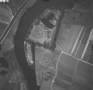 110 -LF Links: Douwelerkolk, Overijssels kanaal; Rechtsonder: Rielerweg., 1971-03-29
