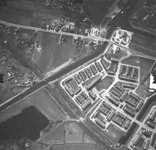 118 -LF rechts: Rivierenwijk; linksonder: Douwelerkolk; van linksonder naar rechtsboven: Overijssels kanaal; van links ...