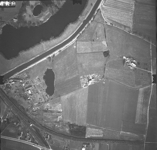 119 -LF Linksboven: Douwelerkolk, Overijssels kanaal; linksonder: Holterweg, spoorlijnen Deventer - Almelo en Deventer ...