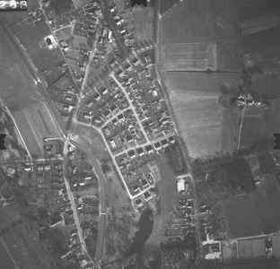 19 -LF Diepenveen dorp. Links: Zandwetering, Dorpsstraat, N.H. kerk; rechtsmidden: Molenweg., 1971-03-29