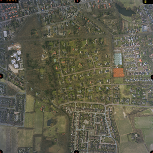 5042 -LFDI Diepenveen- dorp. Boven: Dorpsstraat, Oranjelaan; rechtsonder: sportpark DSC., 1996-04-05