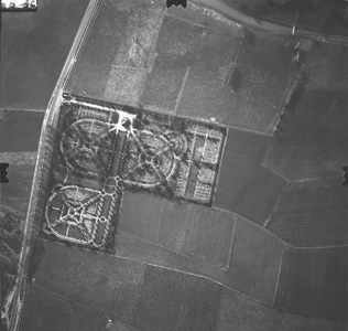 71 -LF Midden: Algemene begraafplaats; links: Raalterweg; boven: Zandwetering., 1971-03-29