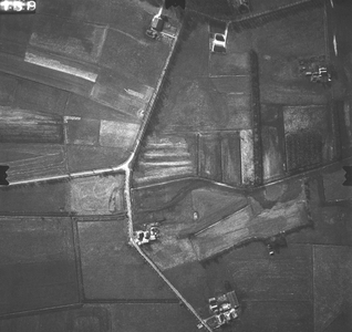 79 -LF Van boven naar onder: Schooldijk; links: Koerkampsweg., 1971-03-29