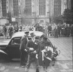 1302 Aankomst bruiloftsgasten voor het stadhuis in Deventer. Echtpaar stapt uit de auto, aan de overkant voor de kerk ...