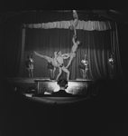 1333 Toneelvoorstelling: acrobatisch kunststukje op het toneel, uitgevoerd door vier mannen. Drie vrouwelijke ...