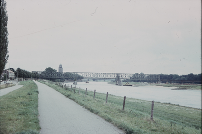 3503 Catherine Millerbrug, geopend op 1-11-1945, hoog water. De pijlers van de nieuwe spoorbrug zijn bijna gereed en ...