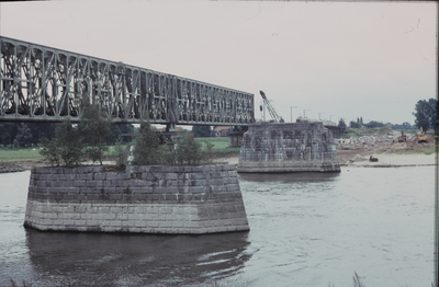 3504 Catherine Millerbrug, geopend op 1-11-1945, hoog water. Op de foto de pijlers van de oude in 1945 opgeblazen ...