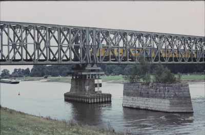 3505 Catherine Millerbrug, geopend op 1-11-1945, hoog water. De pijlers van de nieuwe spoorbrug zijn bijna gereed en ...