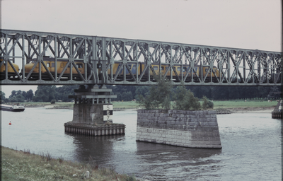 3506 Catherine Millerbrug, geopend op 1-11-1945, hoog water. De pijlers van de nieuwe spoorbrug zijn bijna gereed en ...