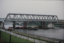 3529 Invaren en plaatsen van de nieuwe spoorbrug naast de Catherine Millerbrug., 1982-03-01