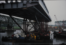 3531 Invaren en plaatsen van de nieuwe spoorbrug naast de Catherine Millerbrug., 1982-03-01