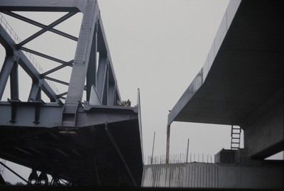 3532 Invaren en plaatsen van de nieuwe spoorbrug naast de Catherine Millerbrug., 1982-03-01