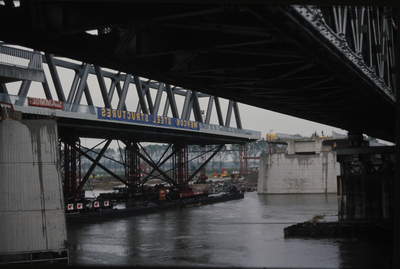 3533 Invaren en plaatsen van de nieuwe spoorbrug naast de Catherine Millerbrug., 1982-03-01