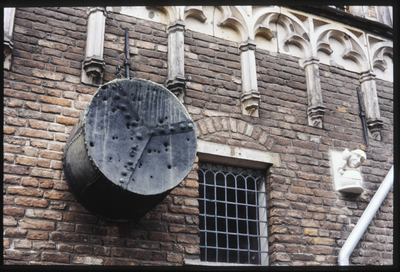 376 Detail van de Waag: de ton voor de valsemunters, 1990-01-01