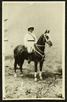 510 Reproductie van een foto: A. Carré in wit tenue op een paard, 1934-01-01