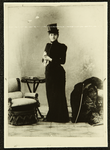 512 Reproductie van een foto: Dame met hoge hoed poseert in jurk. Op achterzijde foto staat Kätchen Carré ., 1934-01-01