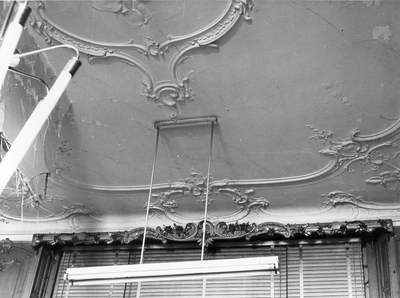 1118 Ged. Plafond etc. + gordijnkoof met gebeeldhouwde ranken in achterkamer. Eigenaar: N.V. Bergkwartier., 01-07-1989