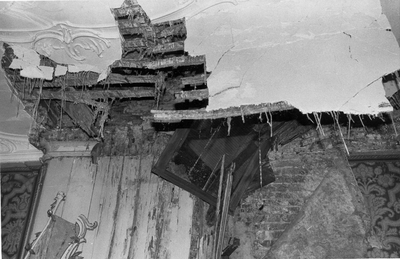1119 Ged. Plafond boven schoorsteenboezem in achterkamer (waterschade). Eigenaar: N.V. Bergkwartier, 01-07-1989