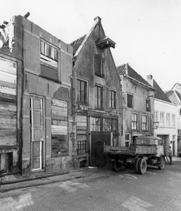 2422 Straatwand. Bergstraat 30 en 32 werden maart 1969 door de eigenaar (Jonkhout, Menstraat) afgebroken als gevolg van ...