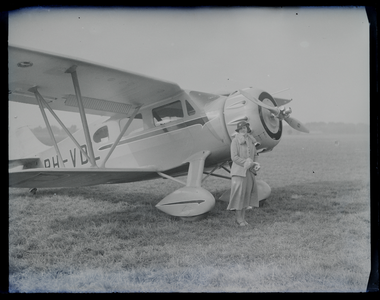 57 Vrouw poserend bij een vliegtuig, type Waco CUC PH-VDL., 1935-01-01