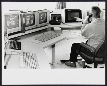 139 Telefooncentrale, man achter div PC's., 1991-12-01
