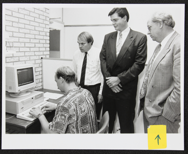 145 Uitreiking 1e computer van het 2e Pc prive-project. Van links naar rechts: de heer Schipper (MCD), de heer van ...