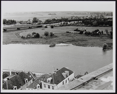 1508 Opname vanaf de Lebuinustoren met zicht op de IJssel, Wilhelminabrug, Bolwerksmolen, Wilpse kleipolder., 1990-07-01