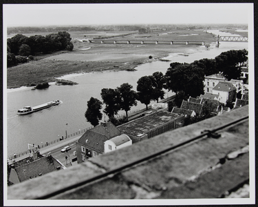1509 Opname vanaf de Lebuinustoren met zicht op IJssel, Welle, spoorbrug, De Worp, Stadsland., 1990-07-01