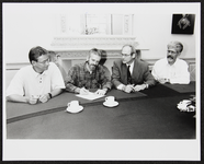 179 Ondertekening. Burgemeester van Lidth de Jeude met vakbondsvertegenwoordigers., 1995-10-26