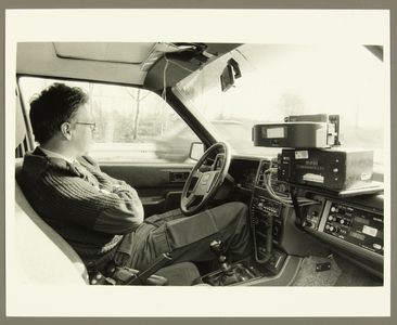 4096 Snelheidscontrole in het kader van de actie Deventer kijkt uit . Verkeersagent zit ontspannen in de auto, 1997-04-01