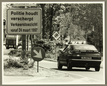 4097 Verkeersbord Politie houdt verscherpt verkeerstoezicht vanaf 24 maart 1997 . Actie Deventer kijkt uit , 1997-05-13
