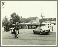 4108 Zwaluwenburg. Onoverzichtelijke situatie bij winkelcentrum Zwaluwenburg., 1994-10-01