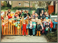 4109 Opening verkeersdrempel Zandweerd. Veel kinderen met blije gezichten., 1998-04-08