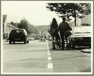 4110 Twee jonge fietsers versperren de weg.Fietspad van De Braam is te smal. Een verbreding van het pad is aanstaande., ...