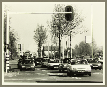 4136 Kruising Hanzeweg / Holterweg / Amstellaan. Druk verkeer., 1997-04-08
