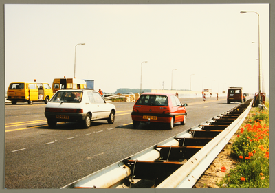 4137 Zuidelijke rijbaan A1 gereed. Auto's rijden weer, klaprozen in de berm., 1997-06-10