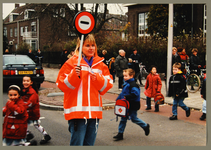 4151 Klaar-over met nieuwe kleding. Kinderen steken veilig over bij de Ceintuurbaan., 1997-11-24