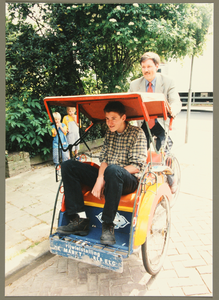 4171 Opening fietspaden Oldenielstraat. Wethouder Scholten rijdt hier met een riksja., 1998-05-20