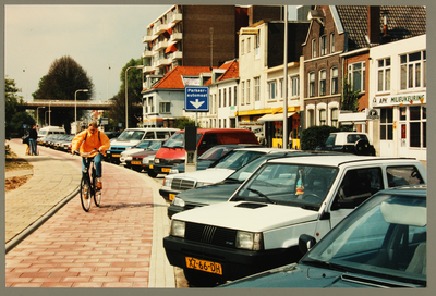 4173 Nieuw parkeerterrein en fietspad op de Pothoofd. Op de achtergrond de Schippersflat en de Wilhelminabrug., 1999-04-17