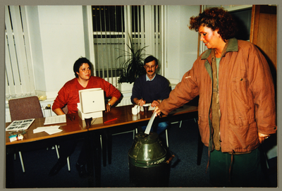 4220 OR-verkiezingen Gem. Deventer. Een ambtenaar brengt zijn stem uit., 1996-10-01
