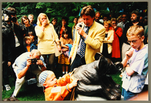 4271 Opening Vogeleiland. Onthulling beeldje. Centraal op de foto: goochelaar Hans Kazan, 1997-07-06