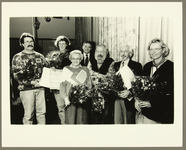 4289 Winnaars van de vrijwilligersprijs op de foto met wethouder Blees, 1995-11-30