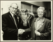 4290 Mevrouw J.W. Ruijs - van den Noort krijgt bloemetje van burgemeester Van Lidth de Jeude.Mevrouw J.W. Ruijs - van ...